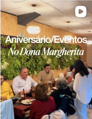Grupo de amigos a celebrar no Dona Margherita